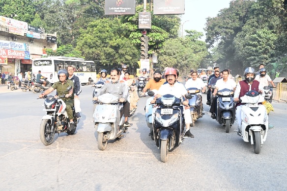 डिप्टी साव निकले स्कूटी पर, शहर भ्रमण कर सफाई और निर्माण कार्यों का किया निरीक्षण